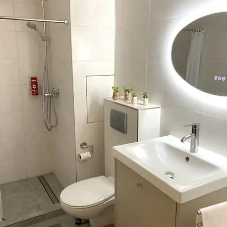 Apartment-parkplatz-balkon-wlan-netflix-smart Tv Apartment *
